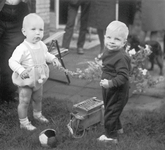 853946 Afbeelding van twee kleine kinderen.